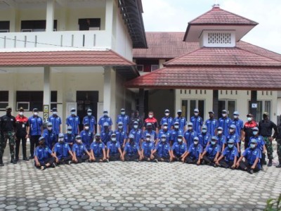 Foto bersama Kelas Industri SMK Tamtama 2 Sidareja dan Tim pelatih Yonif 405/SK