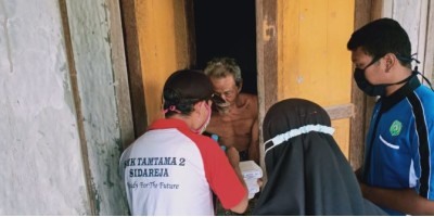 Pembagian Nasi Dus untuk Warga Terdampak Banjir dan Covid
