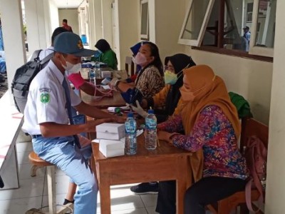 Petugas dari Puskesmas Sidareja melakukan skrining sebelum proses penyuntikan vaksin.