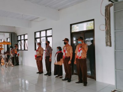 Bpk. Ruswanto, S.T, M.M. (Kepala Sekolah), beserta Waka Kesiswaan dan Pembina Pramuka.