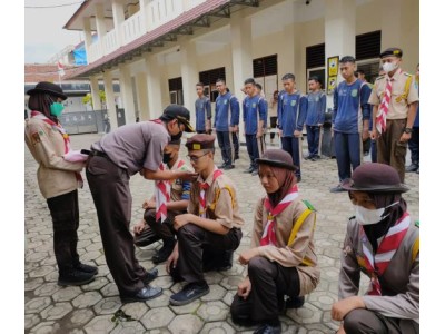 Penyematan tanda secara simbolis kepada peserta