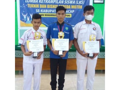 Erika Jemi Ariass (tengah) juara 2 LKS TBSM Kab. Cilacap