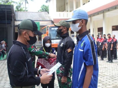 Penyerahan sertifikat LDKK oleh Dankipan C 405/SK